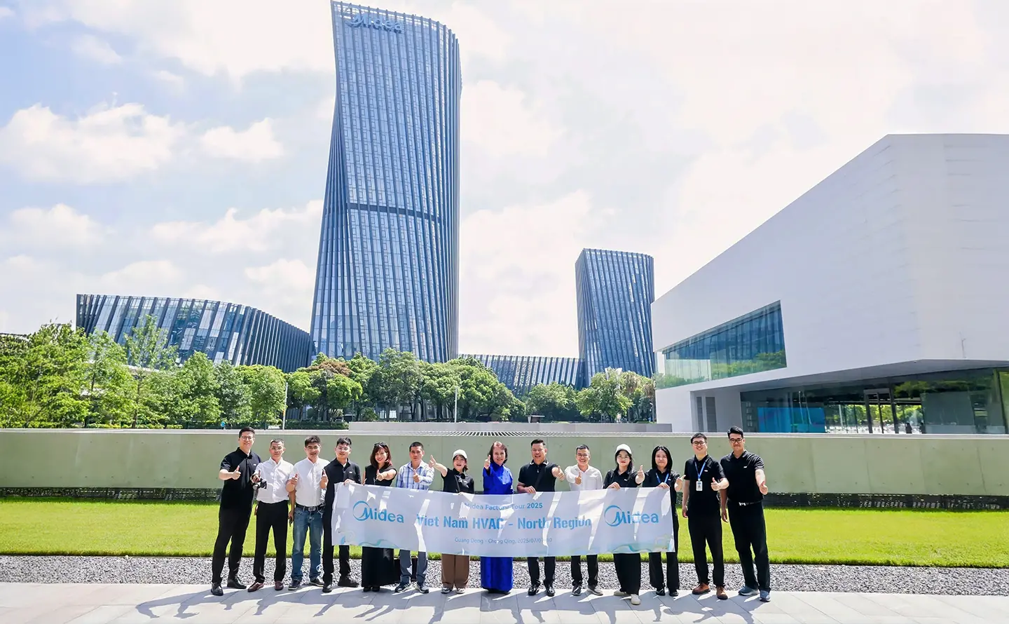 MIDEA BUILDING TECHNOLOGY ĐÓN TIẾP KHÁCH HÀNG HÒA BÌNH GROUP & NHÀ PHÂN PHỐI ECOTECH ĐẾN THĂM NHÀ MÁY TẠI PHẬT SƠN - TRÙNG KHÁNH