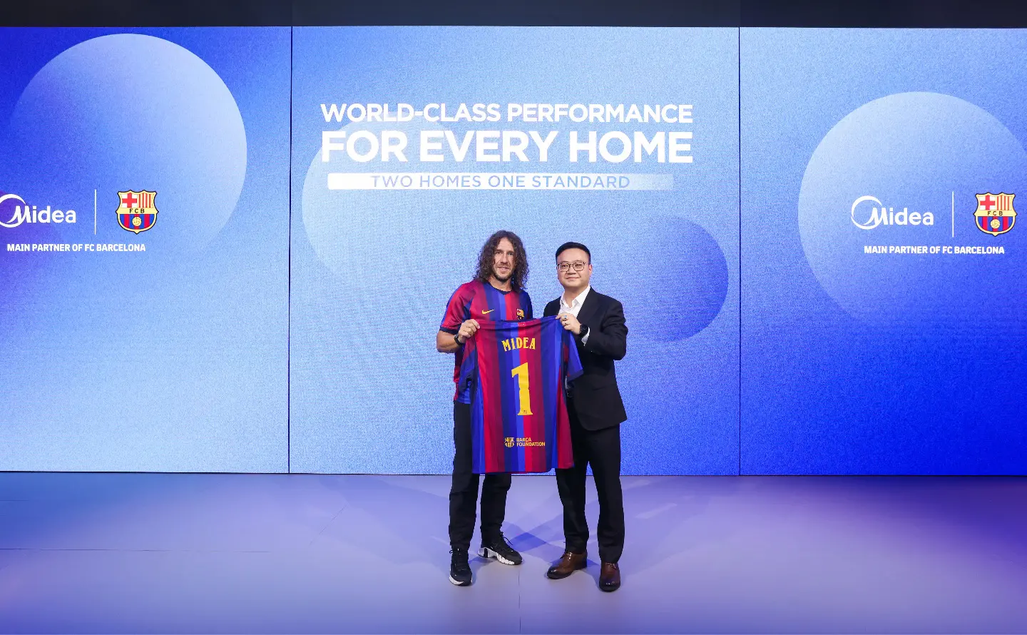 Huyền thoại FC Barcelona Carles Puyol đồng hành cùng Midea tại IFA 2026