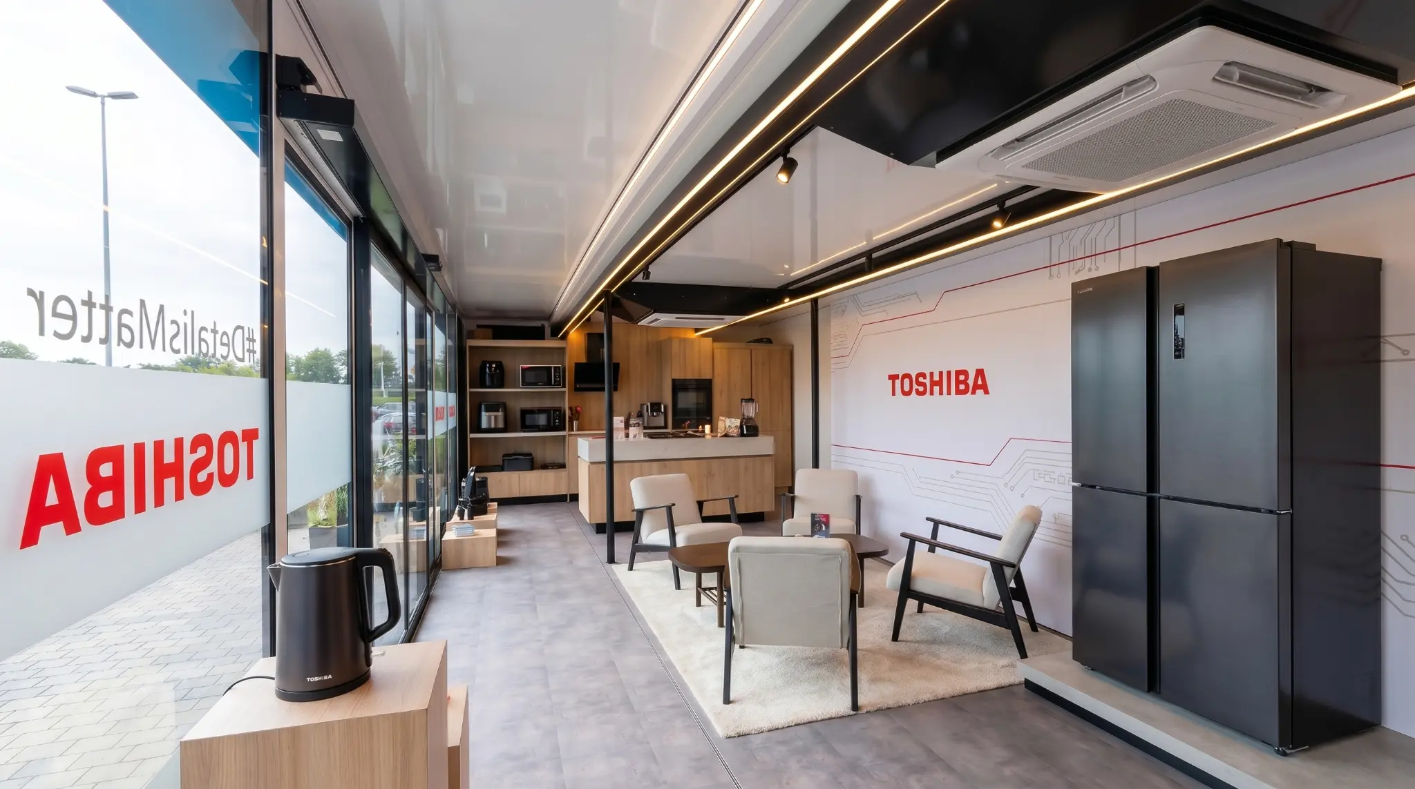Toshiba Roadshow sergi aracı içi — buzdolabı ve oturma alanı